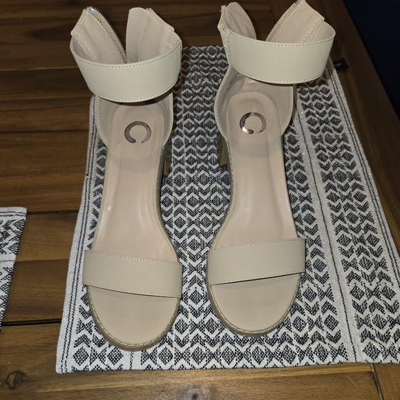 AMAZING CONDITION SANDALS - Picture 1 of 4